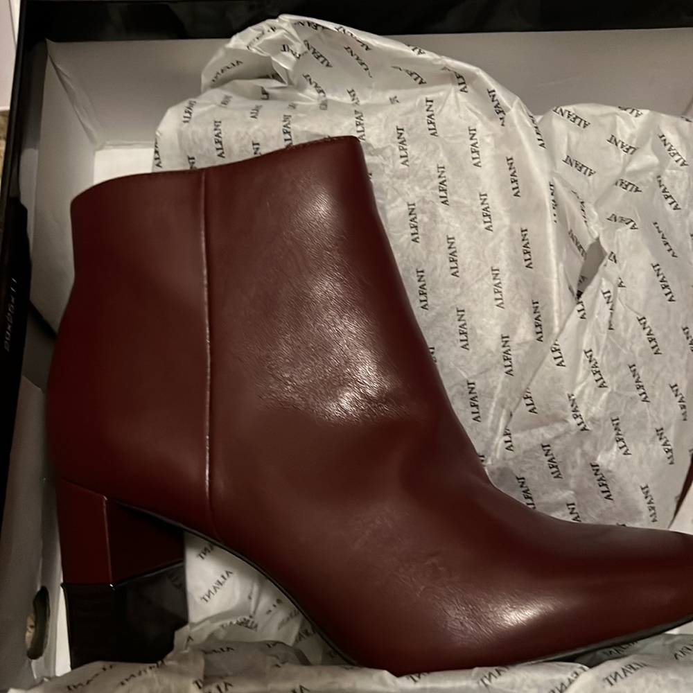 AlfanI walliss step N flex leather square toe booties size 7
